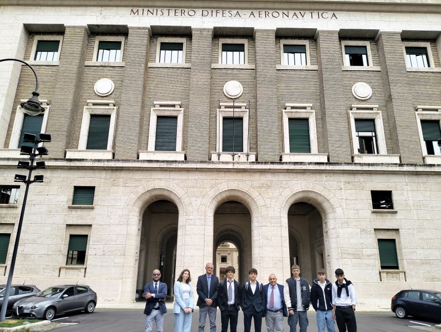 “Sicurezza degli assetti spaziali”, gli studenti del Mattioli e Mattei a Palazzo Aeronautica