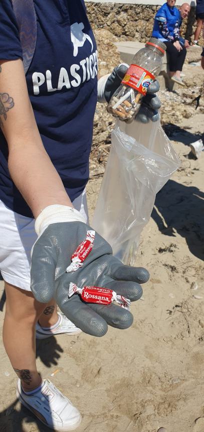 Bottiglione da 5 litri, sacchi colmi di cicche e rifiuti vari raccolti alla Bagnante da Plastic Free 