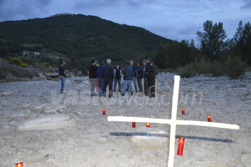 Tratto del fiume Trigno scompare, i cittadini celebrano il funerale