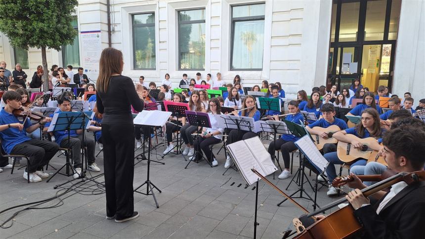 Il concerto in piazza degli studenti dell'Oddo-Bernacchia