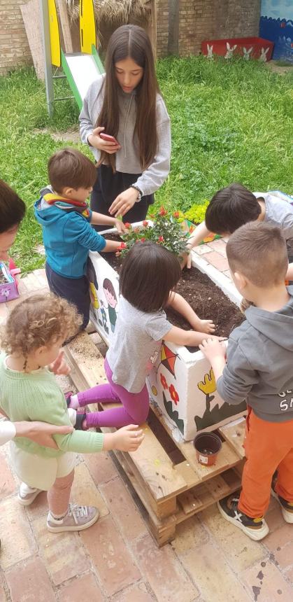 Nuovo look per Lentella tra raccolta rifiuti abbandonati e vasi ridipinti dai bambini 