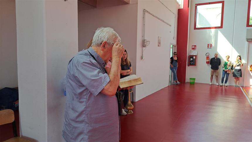 Benedizione della palestra della scuola di via Po: «Manuel con noi per sempre»