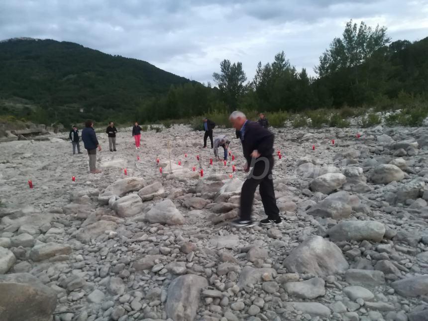 Tratto del fiume Trigno scompare, i cittadini celebrano il funerale