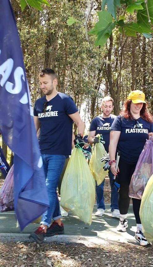 A San Salvo in azione i volontari di Plastic Free con oltre 20 sacchi di rifiuti  raccolti 