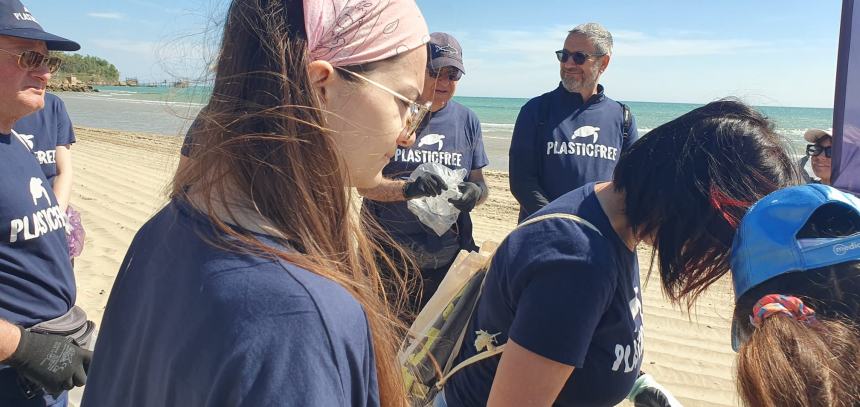 Bottiglione da 5 litri, sacchi colmi di cicche e rifiuti vari raccolti alla Bagnante da Plastic Free 