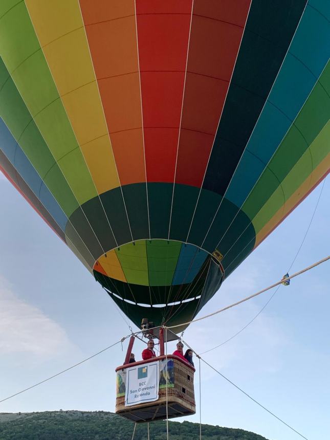 Ariosa punta alle stelle, spettacolo adrenalinico nei cieli di San Giovanni Rotondo 