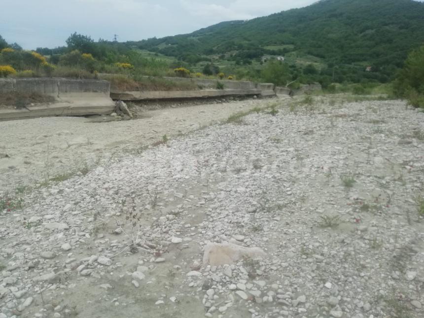 Tratto del fiume Trigno scompare, i cittadini celebrano il funerale