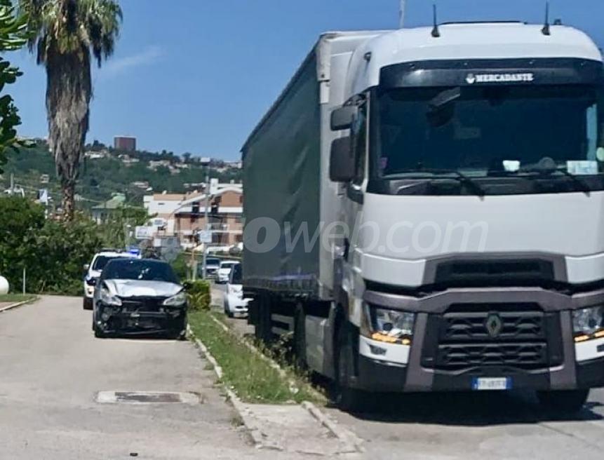 Auto tampona tir sulla Statale 16 a Vasto Marina