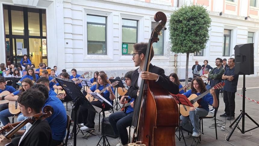 Il concerto in piazza degli studenti dell'Oddo-Bernacchia