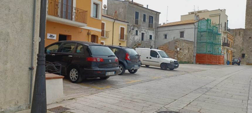 Isola pedonale "in sordina": «Non la rispettano e c'è chi viene "accolto" tra le auto»