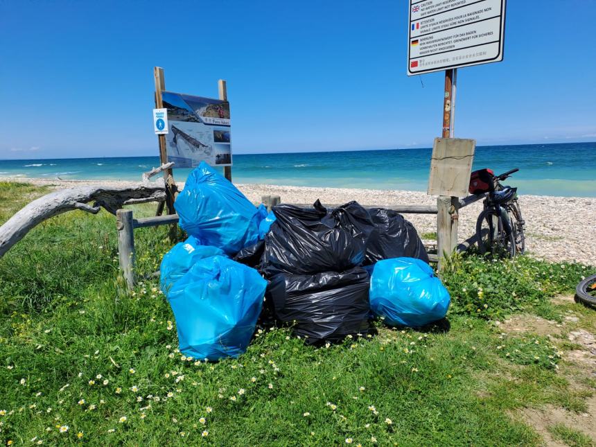 30 volontari del Cai ripuliscono 3 km di spiaggia a Punta Aderci