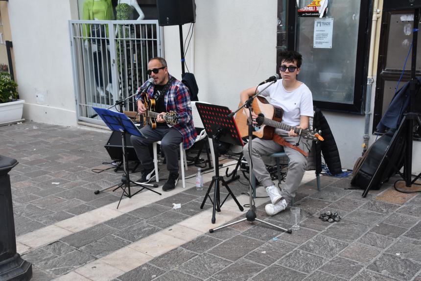 Lo "struscio" festivo: musica e divertimento nel Primo maggio termolese