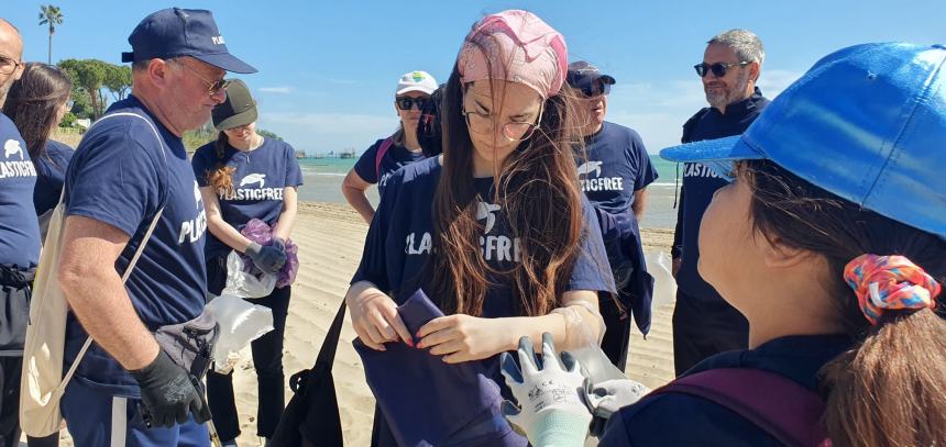 Bottiglione da 5 litri, sacchi colmi di cicche e rifiuti vari raccolti alla Bagnante da Plastic Free 