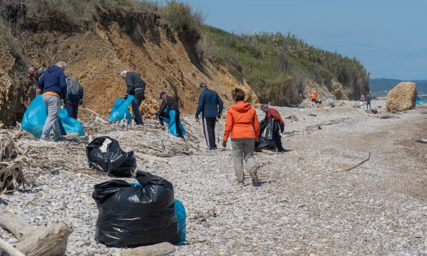 30 volontari del Cai ripuliscono 3 km di spiaggia a Punta Aderci