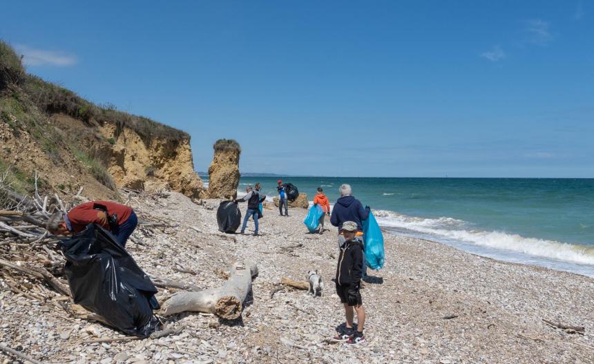 30 volontari del Cai ripuliscono 3 km di spiaggia a Punta Aderci