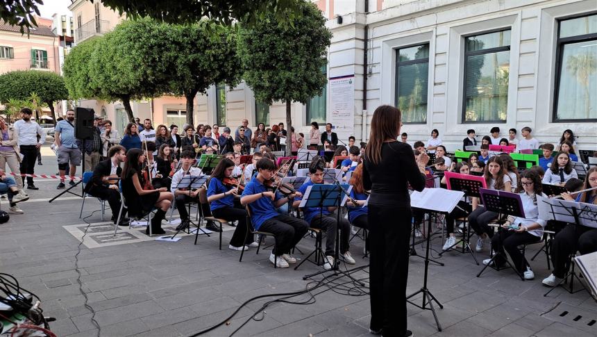 Il concerto in piazza degli studenti dell'Oddo-Bernacchia