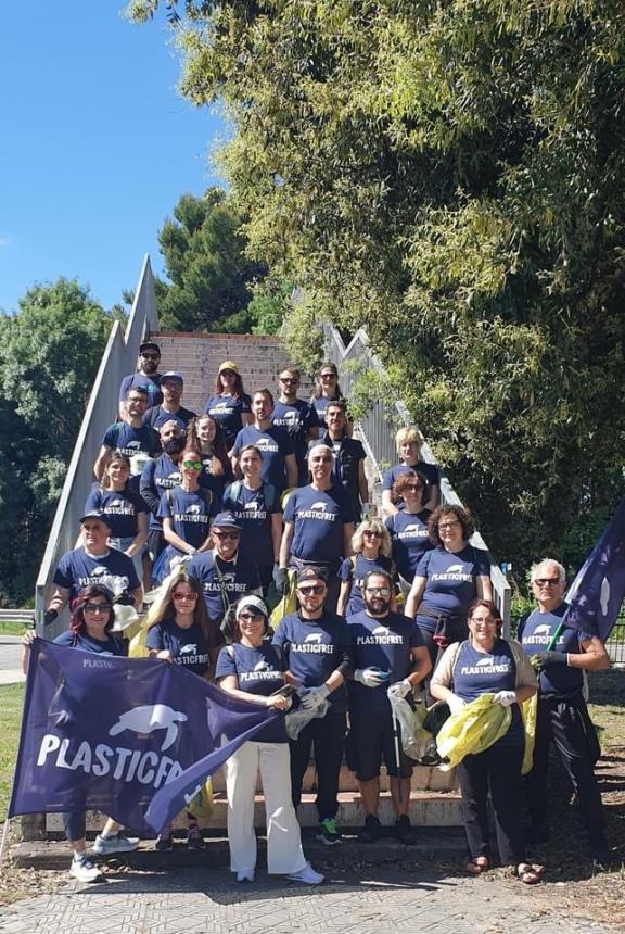 A San Salvo in azione i volontari di Plastic Free con oltre 20 sacchi di rifiuti  raccolti 