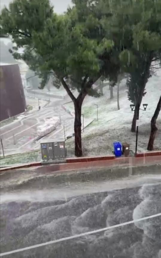 Bomba d'acqua e grandine su San Salvo: "Villa imbiancata e un fiume lungo l'Istonia"