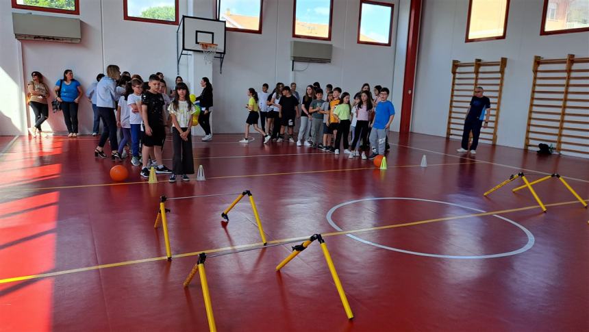 Benedizione della palestra della scuola di via Po: «Manuel con noi per sempre»