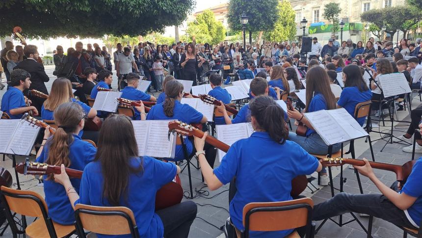 Il concerto in piazza degli studenti dell'Oddo-Bernacchia