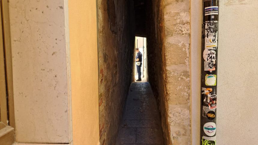 Vigili del fuoco nel borgo antico