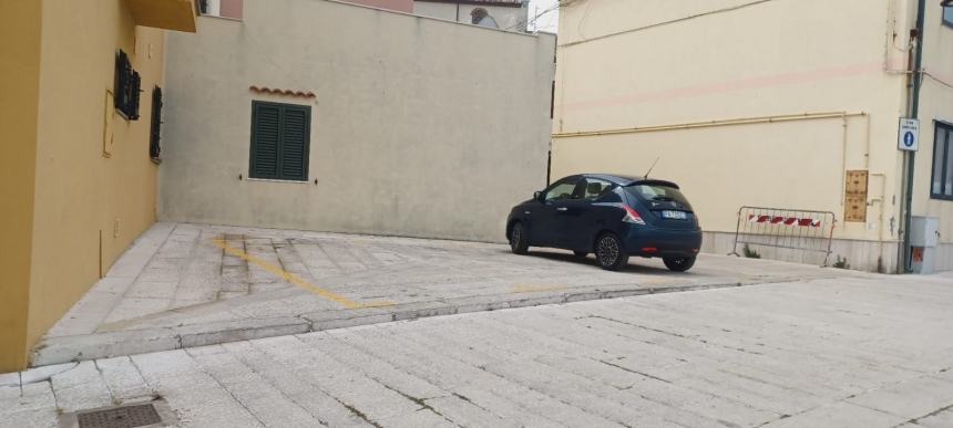 Isola pedonale "in sordina": «Non la rispettano e c'è chi viene "accolto" tra le auto»