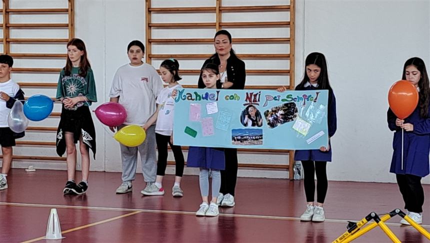 Benedizione della palestra della scuola di via Po: «Manuel con noi per sempre»