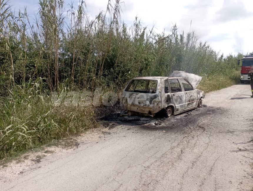 Fiat Uno in fiamme in agro di Cupello, intervento dei Vigili del fuoco