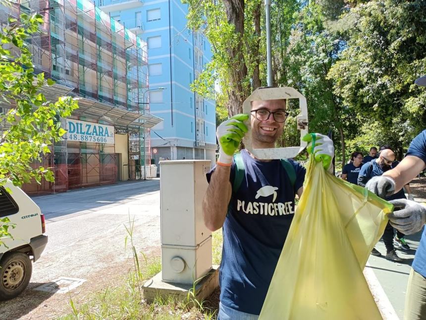 A San Salvo in azione i volontari di Plastic Free con oltre 20 sacchi di rifiuti  raccolti 