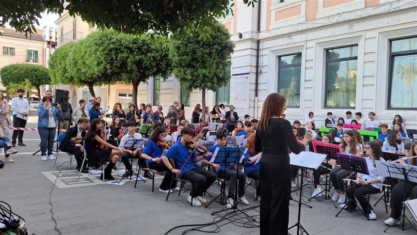 Il concerto in piazza degli studenti dell'Oddo-Bernacchia