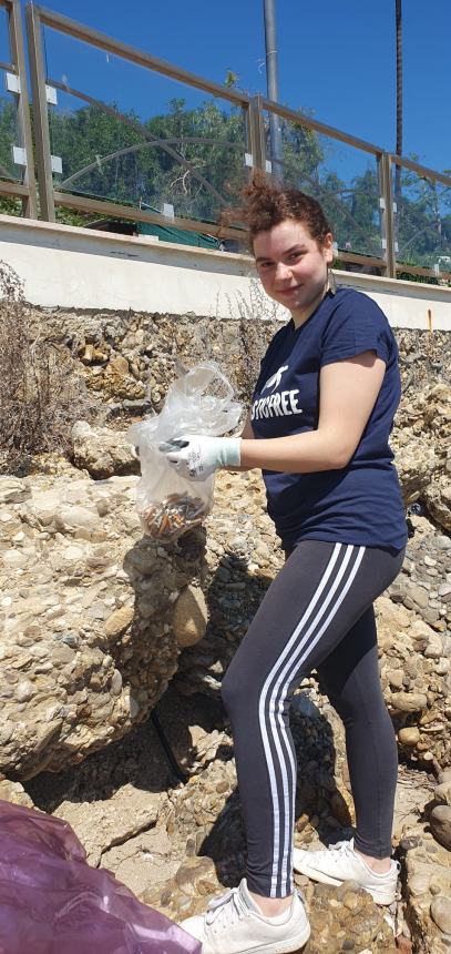 Bottiglione da 5 litri, sacchi colmi di cicche e rifiuti vari raccolti alla Bagnante da Plastic Free 