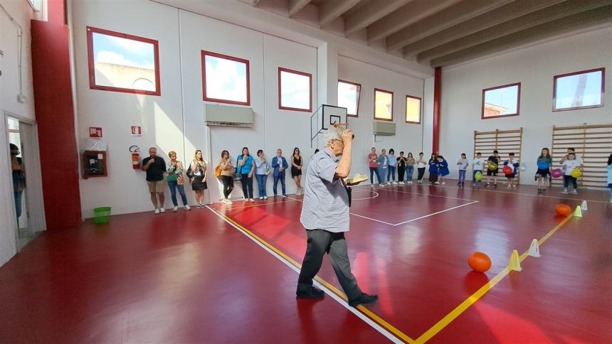 Benedizione della palestra della scuola di via Po: «Manuel con noi per sempre»