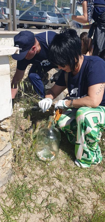 Bottiglione da 5 litri, sacchi colmi di cicche e rifiuti vari raccolti alla Bagnante da Plastic Free 