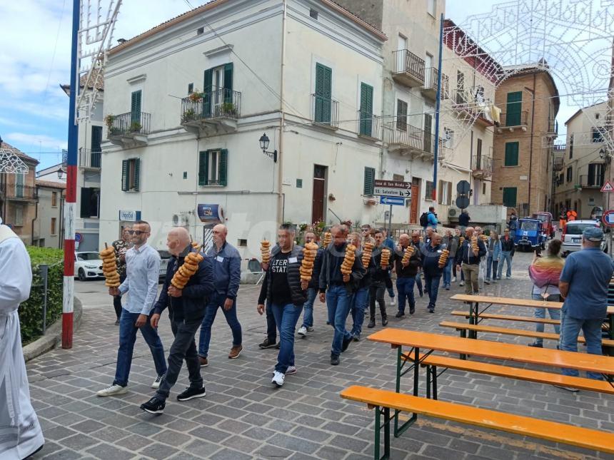 Pollutri in festa: si rinnova il tradizionale lancio dei taralli