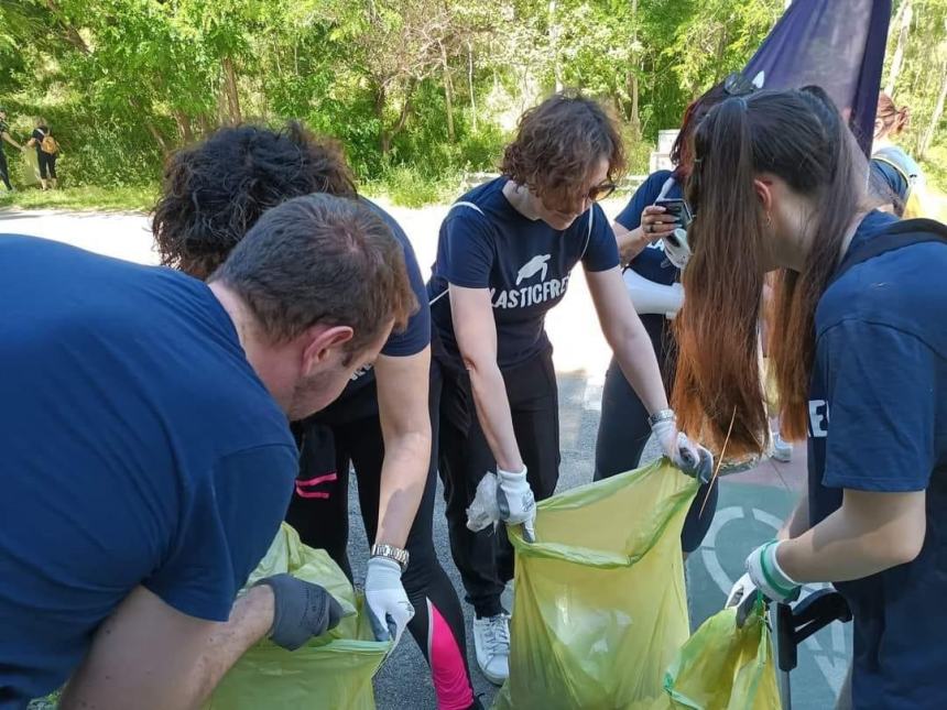 A San Salvo in azione i volontari di Plastic Free con oltre 20 sacchi di rifiuti  raccolti 