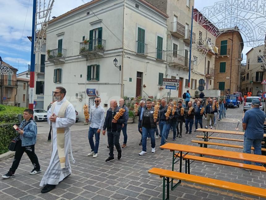 Pollutri in festa: si rinnova il tradizionale lancio dei taralli