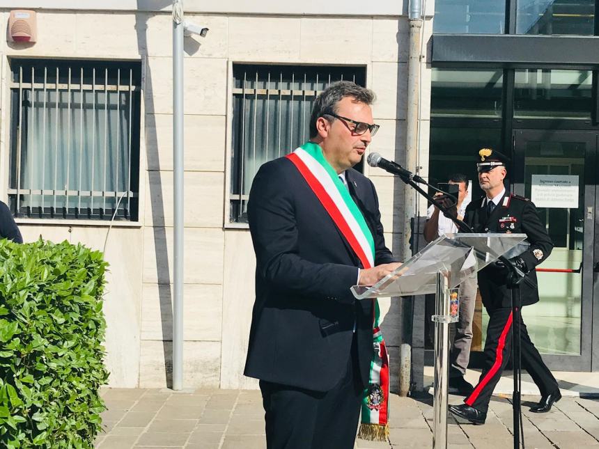 La cerimonia con l'Arma dei Carabinieri