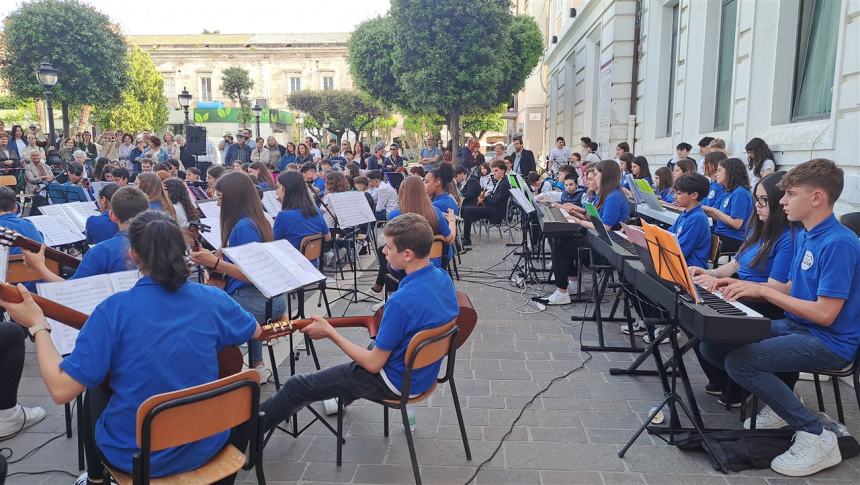 Il concerto in piazza degli studenti dell'Oddo-Bernacchia