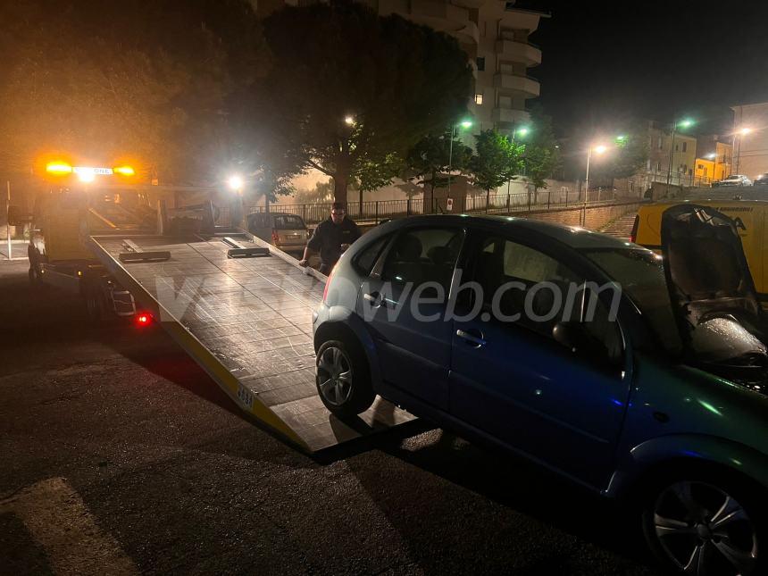 Auto in fiamme davanti all’Aragona, intervengono i vigili del fuoco