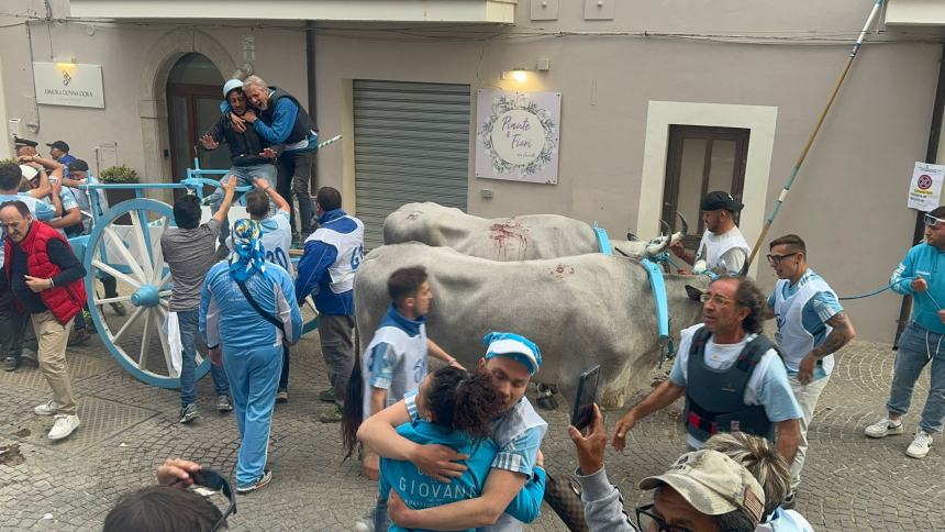 L'arrivo trionfale dei Giovani e la festa con la piazza colorata di biancoceleste