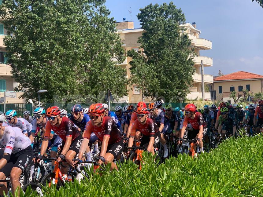 In tanti a Vasto, San Salvo e Casalbordino lungo la Statale 16 per il passaggio del Giro d'Italia