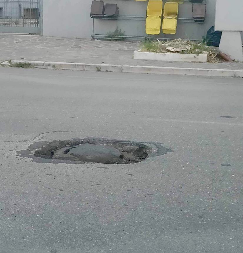 Buca in via Cardone a Vasto: “Si intervenga prima che qualcuno in moto cada”