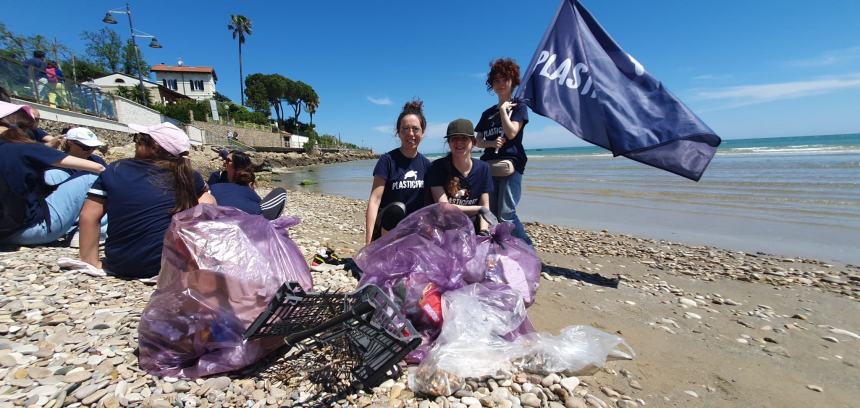 Bottiglione da 5 litri, sacchi colmi di cicche e rifiuti vari raccolti alla Bagnante da Plastic Free 