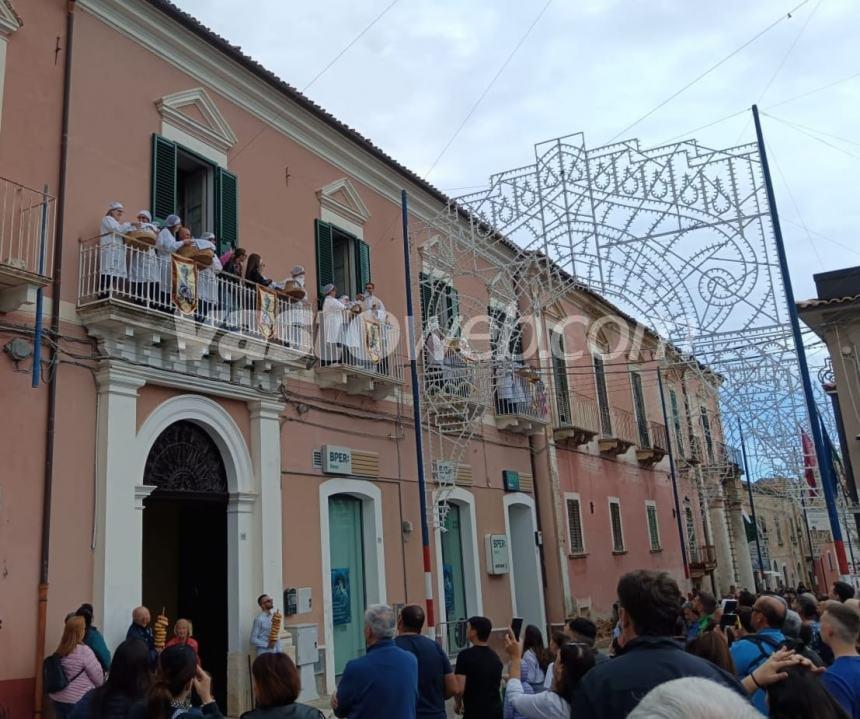 Pollutri in festa: si rinnova il tradizionale lancio dei taralli