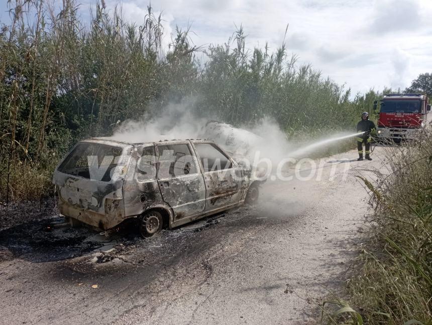 Fiat Uno in fiamme in agro di Cupello, intervento dei Vigili del fuoco