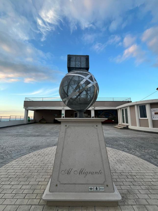 Di partenza e di ritorno, inaugurato a Tavenna il monumento "Al Migrante"