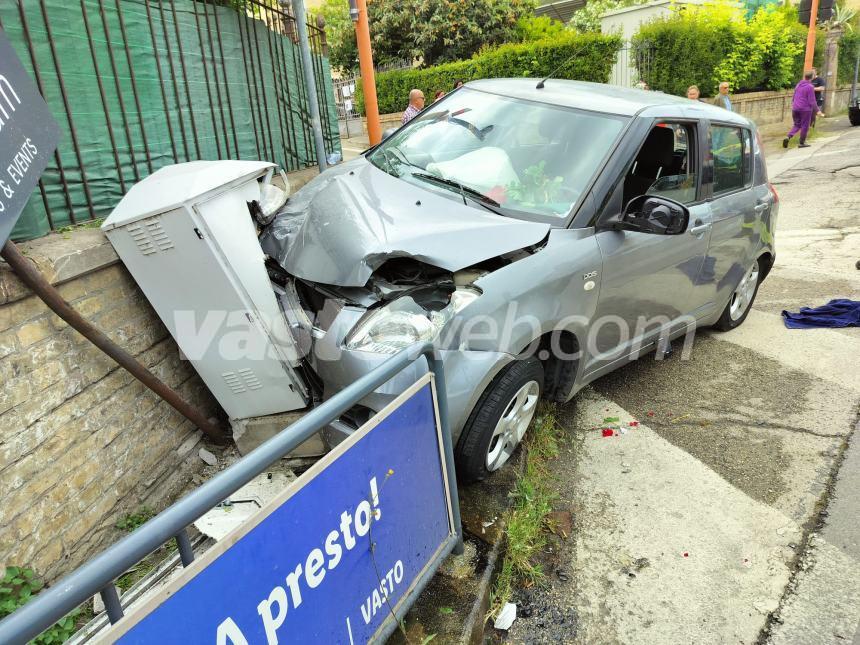 Auto finisce contro muretto a Vasto Marina, ferita una coppia