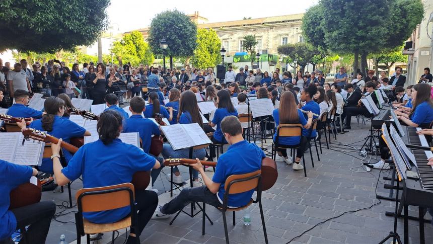 Il concerto in piazza degli studenti dell'Oddo-Bernacchia