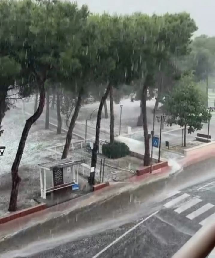 Bomba d'acqua e grandine su San Salvo: "Villa imbiancata e un fiume lungo l'Istonia"