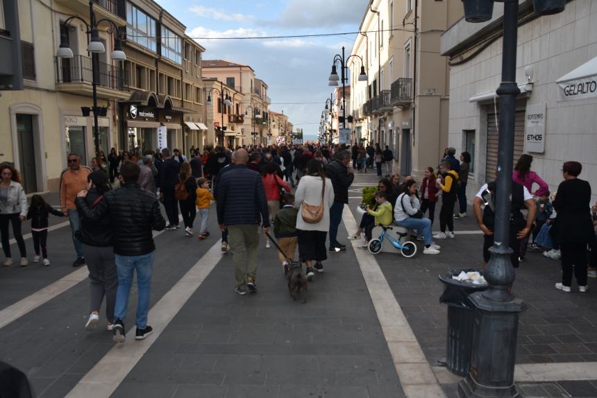 Lo "struscio" festivo: musica e divertimento nel Primo maggio termolese